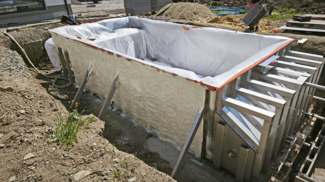 Hydroizolace bazénu, stříkaná pěnová izolace