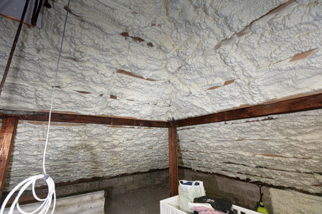 lehká izolace, stříkaná pur izolace do krovů