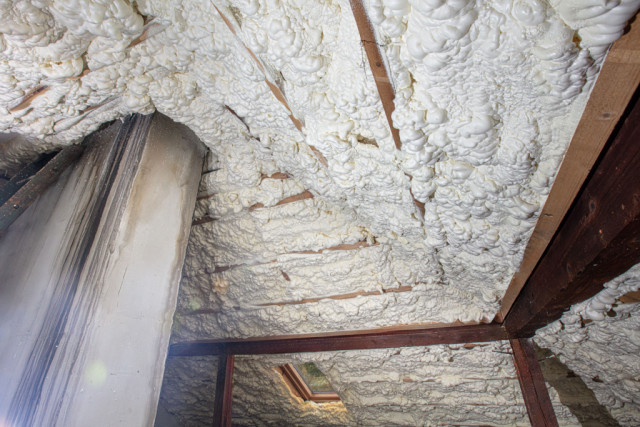 polyuretanová izolace, zateplení půdy stříkanou pěnou