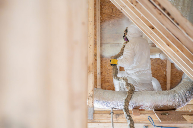 Aplikujeme přírodní a zdravou stříkanou pěnu se zárukou 10 let