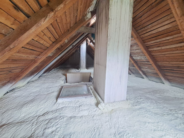 zateplení domu pěnou, polotvrdá stříkaná izolace